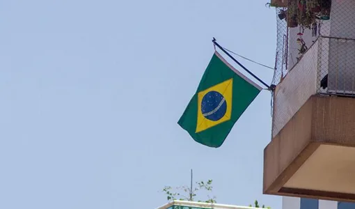 Posso colocar a Bandeira de um partido político na janela do meu apartamento ou caracteriza alteração de fachada?